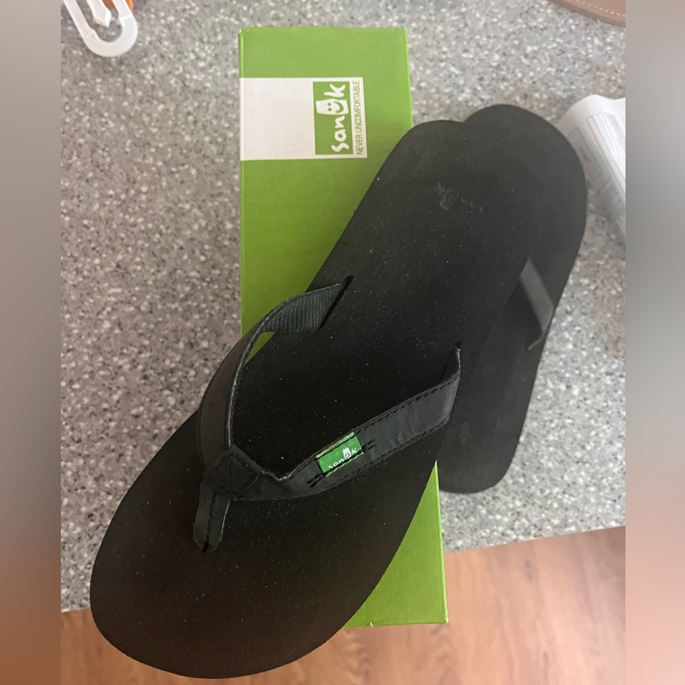 Sanuk black flip flops size 8 in box
